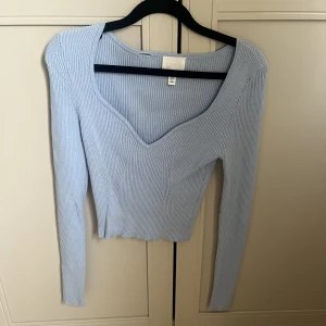 Blå topp - Blå topp med ribbat material. Superfin!