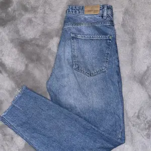 Jätte fina jeans från gina💕 Säljer då dom blivit för små för mig men dom är i fint skick och tror dom skulle passa bättre på någon annan😇