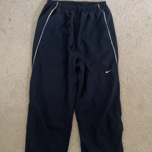 Oversized snabba byxor - Snygga snabba Nike byxor. Använde aldrig dem och är fof i bra skick! Kontakta gärna för mer info eller bilder🫶🏼 (ganska kort passform, är själv 156cm lång)