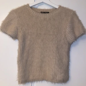 Stickad kortärmad - Rosa stickad kortärmad tröja från Zara i storlek M. Färgen gör sig inte rättvis på kamera men den är rosa 🥰 tröjan är i mycket gott skick! 