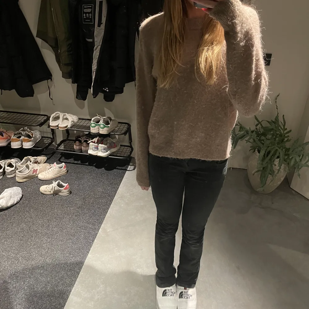 Säljer denna stickade tröjan från zara som jag inte använder längre. Snygg och beige/brun!😻. Stickat.