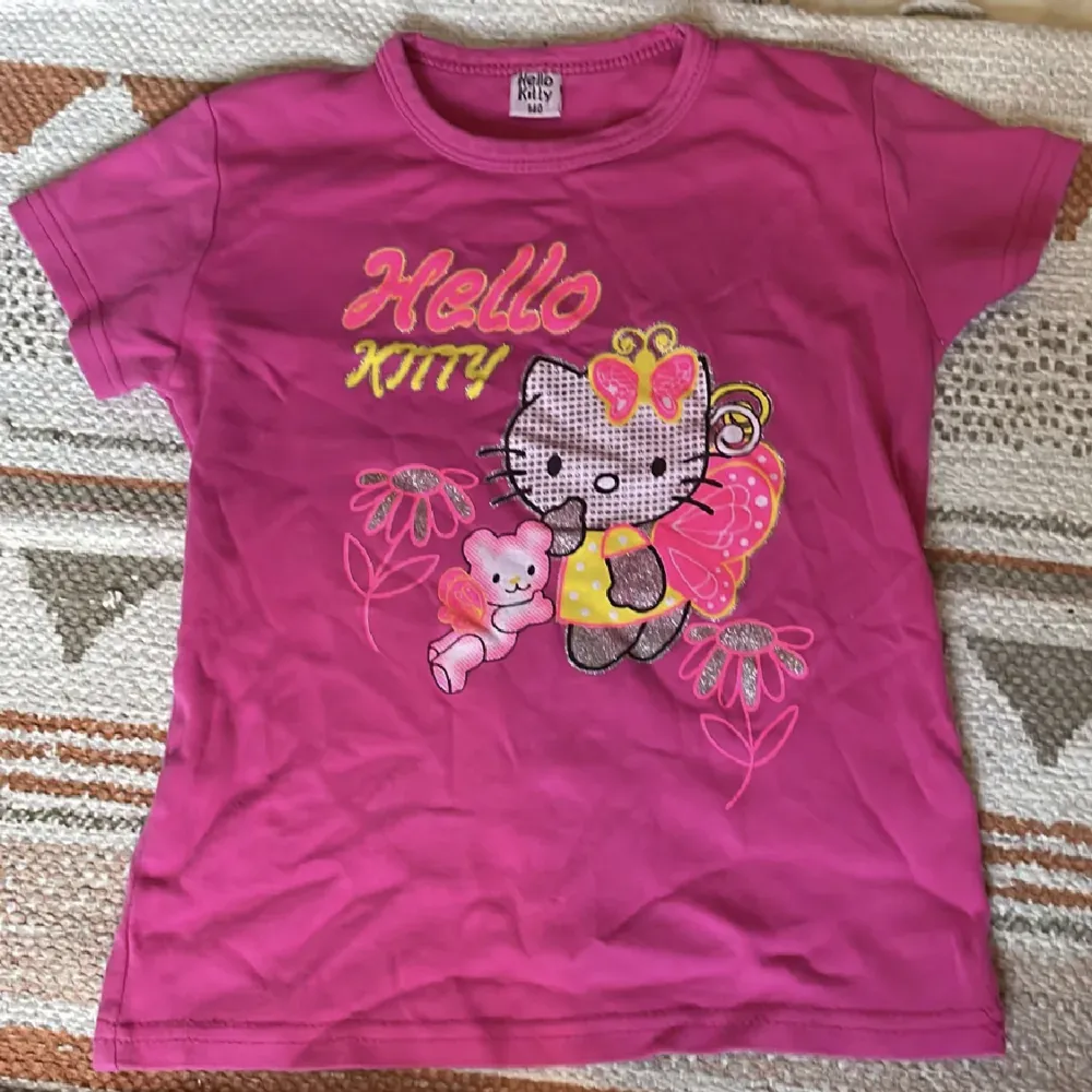 En rosa Hello Kitty T-shirt som passar storlekar upp till M beroende på hur du vill att den ska sita. I bra skick och stretchigt tyg. . T-shirts.