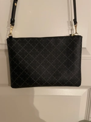 By Malene Birger  - Säljer min By Malene Birger väska ivy purse då den inte används , i toppskick då den bara är använd en julafton , pris kan diskuteras , köpt på zalando för ca 2 år sedan 