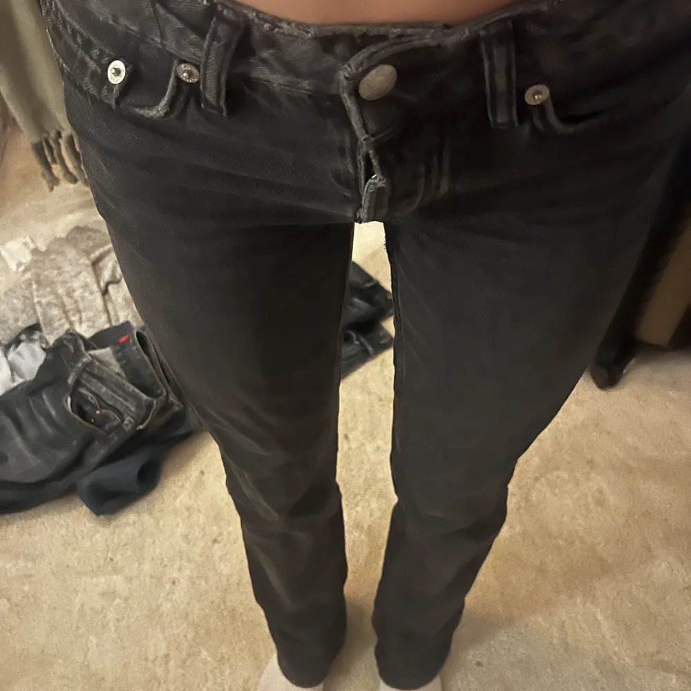 Lågmidjade bootcut jeans i mörkgrått/svart! Storlek XS, passar mig slm oftast har 24-25 i midjan och är ca 167 cm lång. Säljer sama i ljusblått!. Jeans & Byxor.