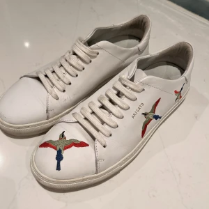 Axel Arigato Clean 90 Bird - Säljer dessa sjukt snygga Arigato skor som bara använts ett fåtal gånger. Skicket är 8/10 och nypris är 2700 kr. Säljer för 900 men pris kan diskuteras.