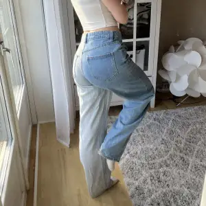 Tvåfärgade vida jeans från Motel Rocks..använda men fortfarande i fint skick! De har slitningar nertill som jag gjort själv (se sista bilden)! 💌