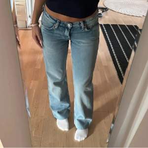 Så snygga jeans från Weekday i stl 25💗 de var längd 32 men är nu uppsydda till någon som är ca 160! Helt nya annars! Nypris 590