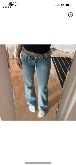 Weekday lågmidjade jeans - Så snygga jeans från Weekday i stl 25💗 de var längd 32 men är nu uppsydda till någon som är ca 160! Helt nya annars! Nypris 590