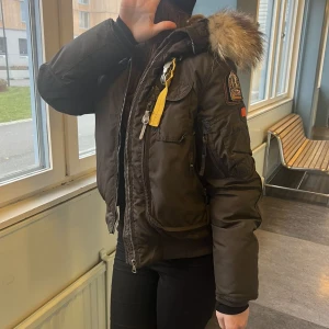 Parajumper  - Säljer denna as snygga parajumper jacka jag köpte ny för 5000kr, säljer den för 3000kr men pris kan alltid diskuteras🩷 Den är i storlek S men passar även xs. Kontakt mig för fler bilder eller frågor! 