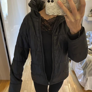 GLANSIG JACKA - Mobiler-liknande jacka som glänser. Köpt secondhand men har aldrig kommit till användning. I toppenbra skick och värmer så gott som en vinterjacka! 