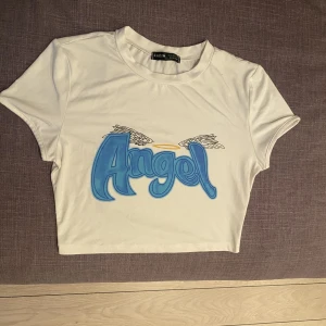 Angel XS - Gullig tröja med trycket Angel, aldrig använt, bra kvalitet samt inga märken, pris kan diskuteras 