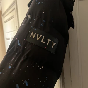 NVTLY JACKA  - Säljer min NVLTY jacka som ej har kommit till användning. Nypris  1499kr, säljs för 799kr. God kvalitet och storleksmässigt så har den en regular fit, passar för dig som har S eller M .Du kommer ej att frysa under vintern! 