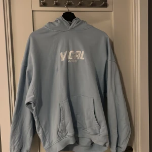Vical Hoodie lightblue - Säljer denna som är i nyskick