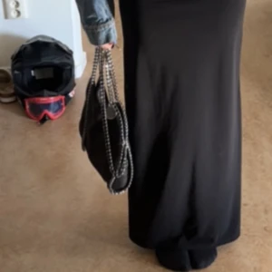 Långkjol - köpt i somras, lite för tajt, skulle tagit en storlek större. Från Gina tricot. Skicket är som nytt. Skriv vid funderingar ❤️