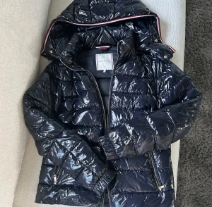 Vinterjacka  - Säljer min as coola Tommy Hilfiger jacka! Den är en höst- och vinterjacka så passar perfekt nu🩷Nypris var 2445