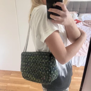 Beck Söndergaard väska  - Säljer min superfina Beck Söndergaard väska i mycket bra skick. Den går både att ha med kort band (som på bilden) men man kan även ha den med långt band. Nypris 850. Säljer för 325💞💖