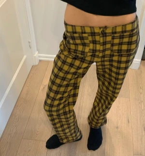 Vintage byxor italienska - Säljer mina jätte coola vinter byxor i ull. De har fickor framtill, är lågmidjade och är raka/lite utsvängda (de lägger sig över skon/bootcut)☺️❄️ Köpta vintage i Italien🇮🇹😍🥰 De är i väldigt bra skick. Italiensk storlek 44, passar mig som brukar ha S