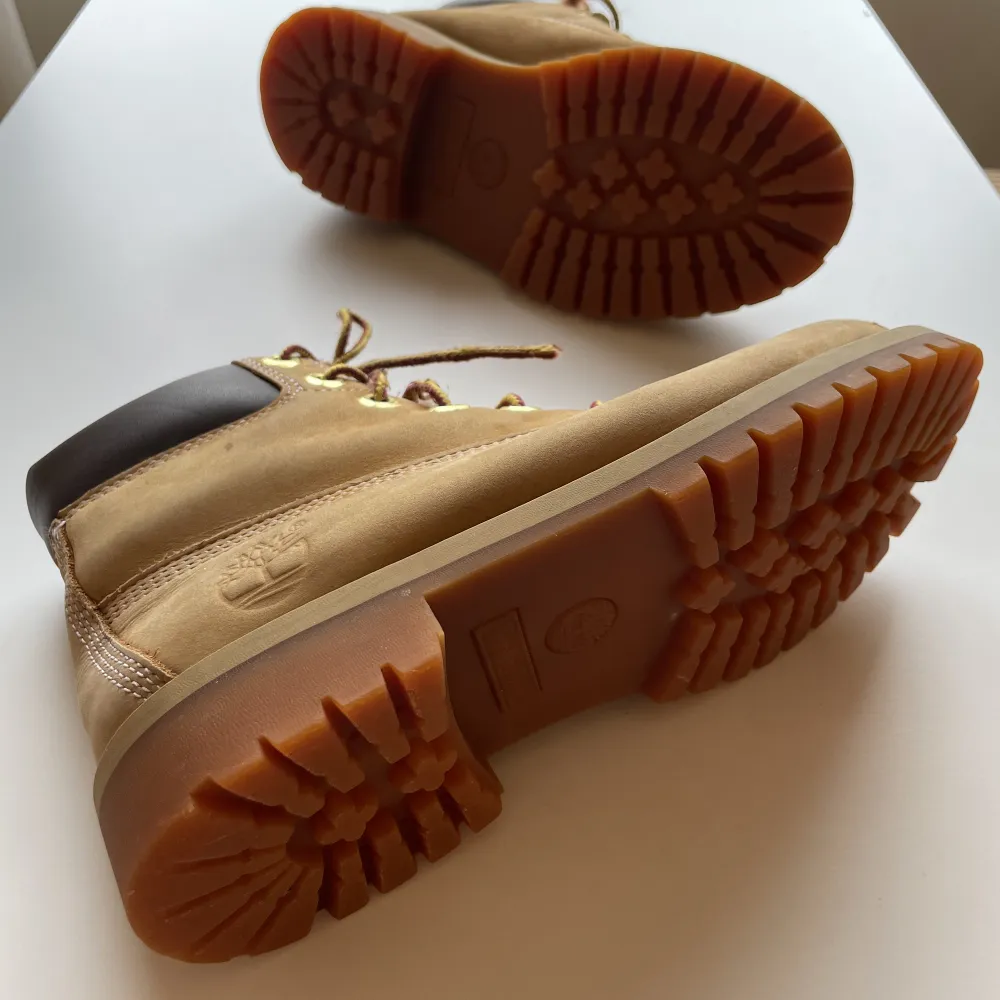 Timberlands klassiska kängor i beige nubuck storlek 37. Fint använt skick utöver hål i fordringen insida häl höger sko. Känns dock inte när de bärs.. Skor.