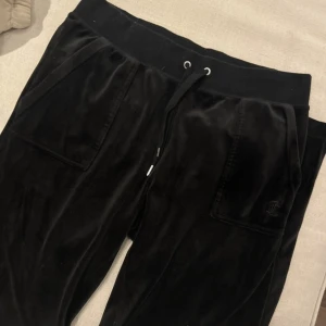 Juicy couture  - Använda 1-3 gånger.  Köpta på Jackie för 1200kr