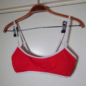 En bikiniöverdel i rött och vitt, toppskick🌿