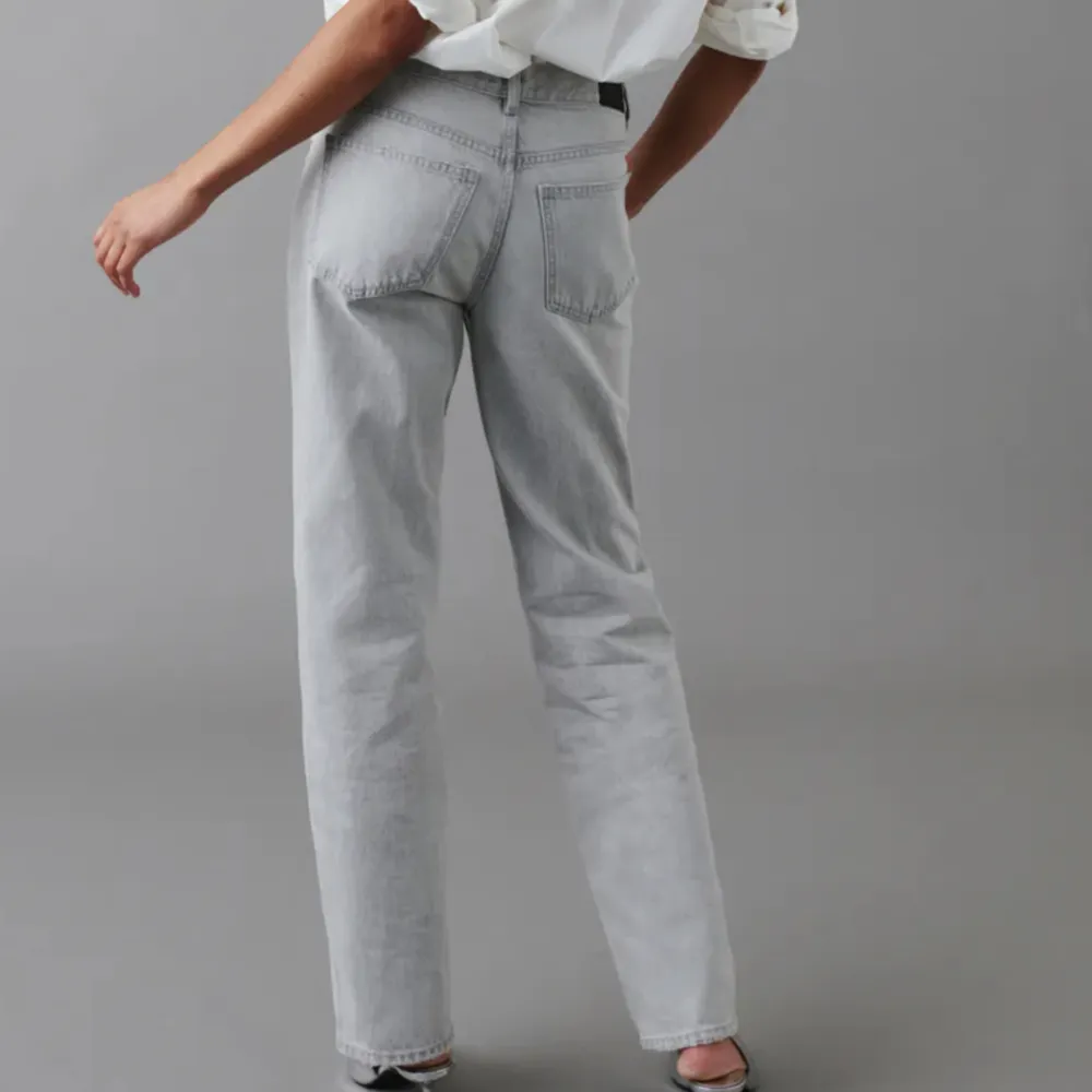 Gråa lågmidjade raka jeans från Gina! Första bilderna är från hemsidan för att ni ska förstå modellen! Dem är gråa fint skick i strl 36! Nypris 500, mitt pris 200kr exklusive frakt! . Jeans & Byxor.