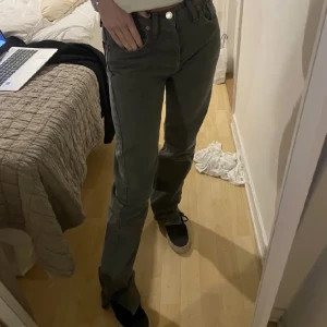 Levis jeans - Säljer dessa gråa jeans från levis i modellen 501 ! 🩷 W27 L34,  splits