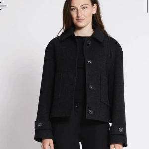 Kappa - En helt oanvänd jacka från lager157, Färgen är lite grå svart, Köpt för 400kr 