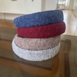 Handsydda diadem 100% ull tyg - Detta är ett UF företag som säljer handsydda diadem producerade i Stockholm Sverige, finns i fem olika färger och består av 100% ull tyger ifrån Italien. Betalning sker via Swish! Priset går ej att diskutera!  💞