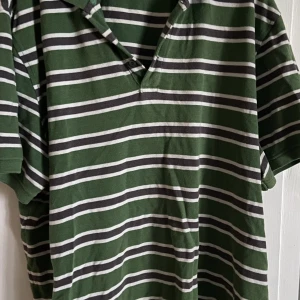 Grön T-shirt  - En piké som är T-shirt liknande som är oversized