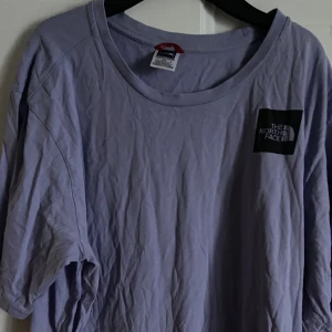 Lila oversized T-shirt  - The north Face oversized T-shirt, med tryck i bak å fram