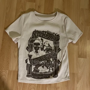 Begie tee  - graphic tee från SHEIN 