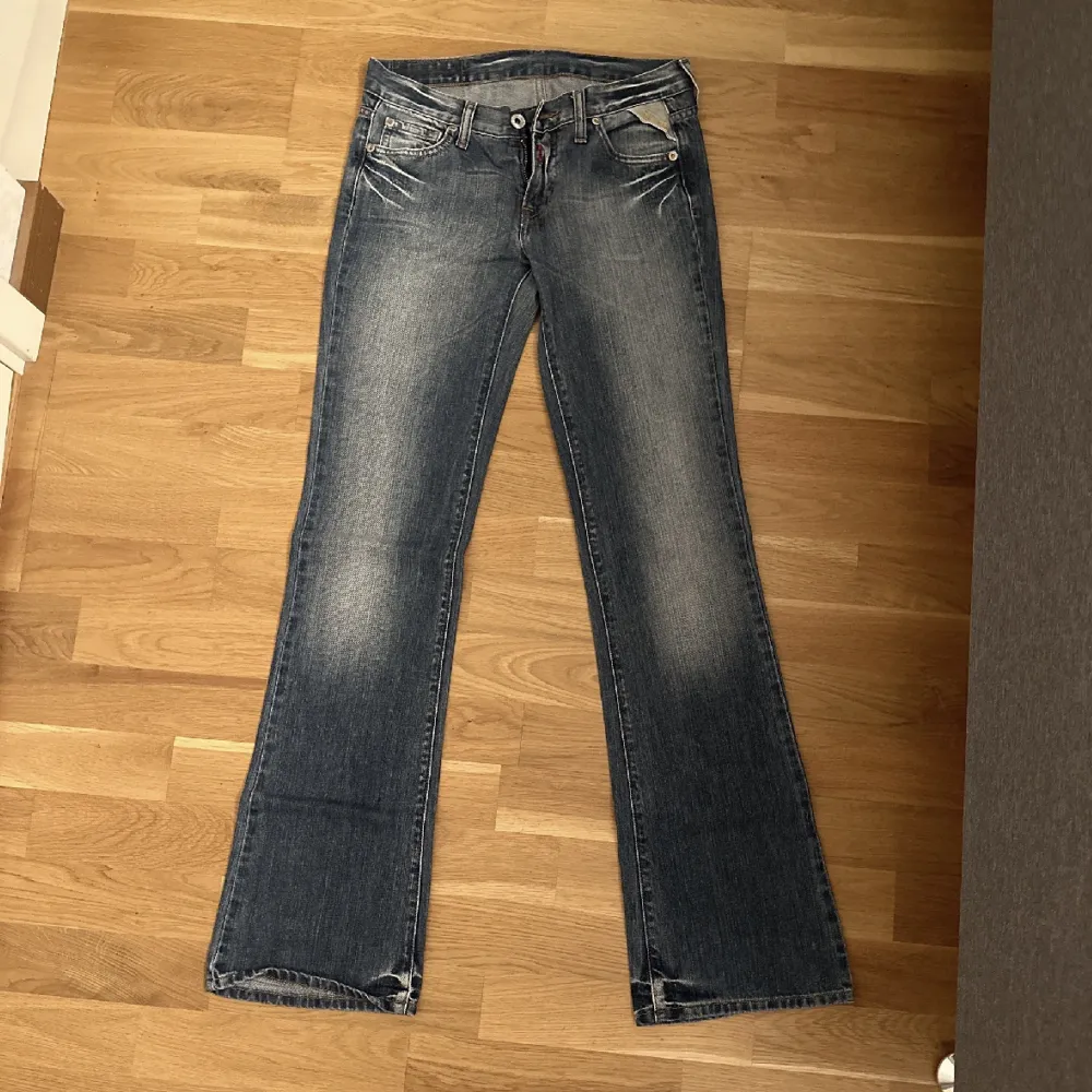 Säljer dessa otroligt snygga jeans från Replay. Aldrig använda och är fortfarande i nyskick.. Jeans & Byxor.