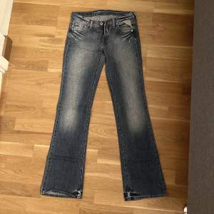 Säljer dessa otroligt snygga jeans från Replay. Aldrig använda och är fortfarande i nyskick.