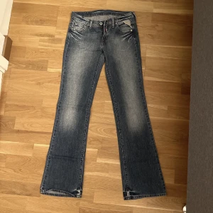 Bootcut jeans - Säljer dessa otroligt snygga jeans från Replay. Aldrig använda och är fortfarande i nyskick.