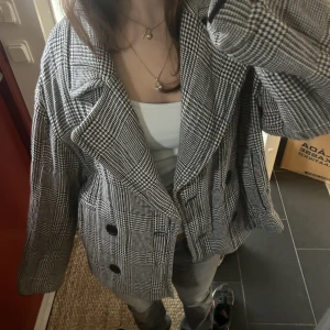 Kappa zara - En lite tunnare kappa från zara som inte säljs längre. Knappt använd och i bra skick storleken är XS men passar även S