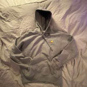 Säljer denna snygga Carhartt Hoodie till ett fint pris, ny pris 1200. Den är bara testad och kommer inte till andvänding då den vart för stor, är själv 173 och den sitter stort för en S, Ställ gärna frågor om ni har några eller vill se fler bilder🙌