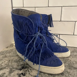 Skor fransar  - Coola skor med fransar💙 så fin färg 