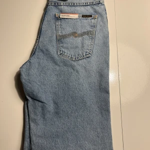 Nudie jeans dam - Helt nya nudie jeans med lappen kvar. Aldrig använda.  W31 L32 Nypris 1599 Mitt pris 250kr