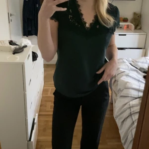 Spetströja - T-shirt med spets upptill. Den är från h&m i storlek M och finns inte å köpa längre. Skriv vid intresse eller om du vill se en tydligare bild. Köpare står för frakt men kan även mötas i Stockholm 💕