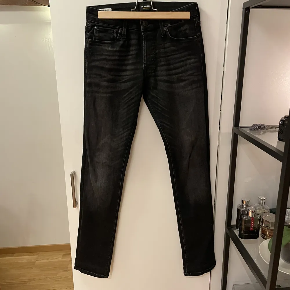 Säljer ett par svarta jeans i stretch från Jack & Jones. Modell: slim/glenn. Storlek: W29/L32. Jeans & Byxor.