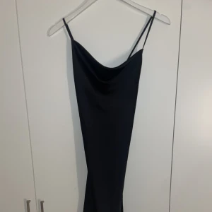 Satin dress - Jättefin klänning i satin som jag endast använt en gång, passar tyvärr inte mig och min kroppsform 💜