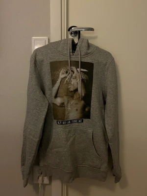 2pac hoodie  - Snygg tupac hoodie för både tjejer och killar. Storlek XS men passar mer än S. Jättefint skick. 