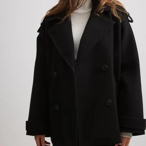 Svart kappa  - Jätte fin kappa från NA-KD  i storlek 34, helt oandvänd med prislapp kvar!