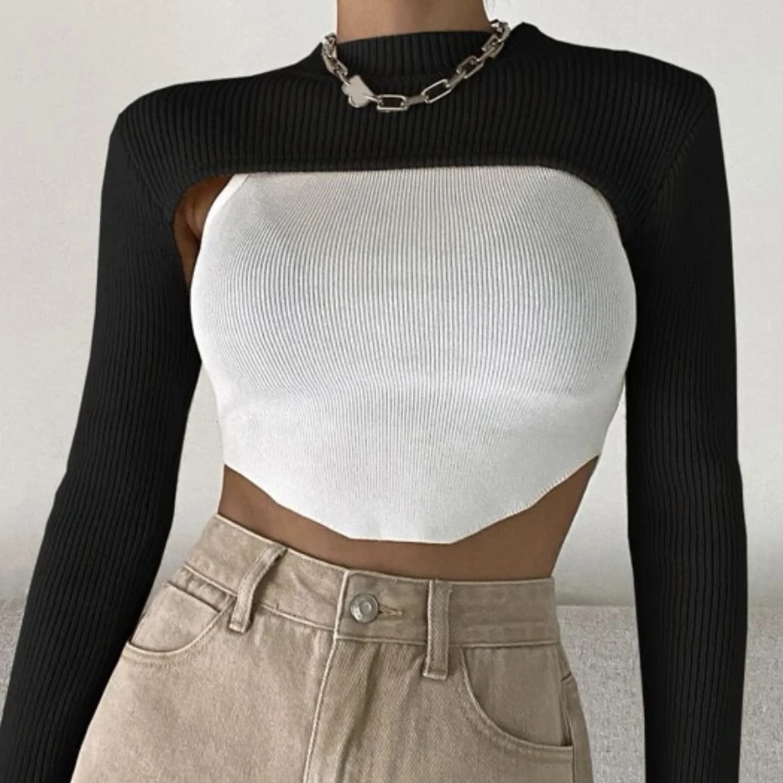 svart stickad croppad tröja