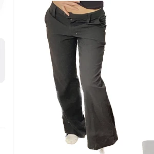 Lågmidjade kostymbyxor  - Skit najs perfekta på mig som är 166. Super fint tyg, innebyxan är avklippt. Midjelösningen är en säkerhetsnål som man hakar i, den går att flytta. Jag vill ha dom långt ner därav exponeras dragkedjan.