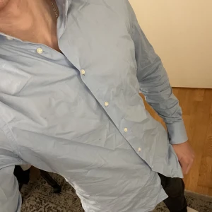 J.lindeberg skjorta - Blå J.lindeberg skjorta i bra skick Använd av mig endast en gång men köpt på Plick o säljer vidare🙌