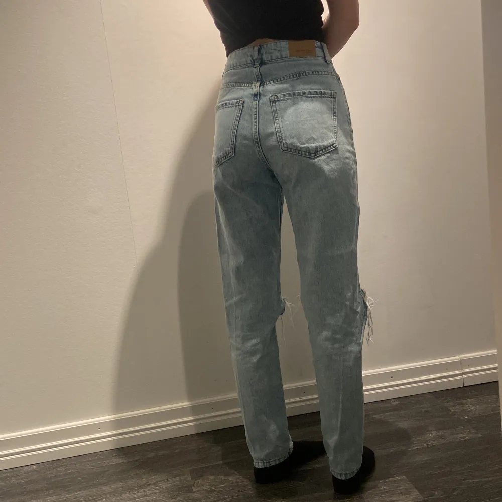 Ljusblå mom jeans från Gina, andväna ett fåtal gånger. I bra skick, storlek 32. Köpta för 500kr men säljer billigare eftersom dom inte kommer till användning. Jeans & Byxor.