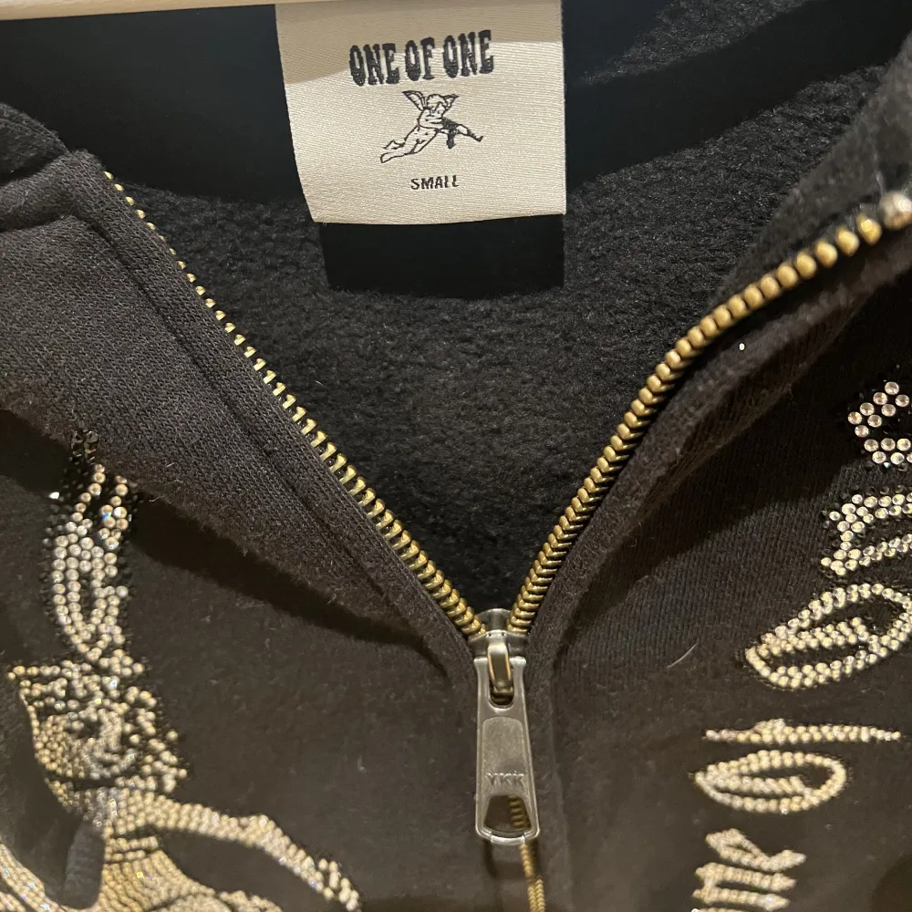 Tjena! Säljer denna feta Zip hoodien från OneOfOne. Den är i toppskick utan defekter och köptes för några månader sedan. Alla stenar är kvar!🤩Nypris är 1500kr och mitt pris är 400kr!💥Storlek S, svart. Hör av er i DM för eventuella frågor. . Hoodies.