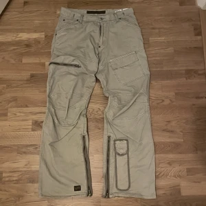G- Star cargo byxor - Ett par supersnygga g-star cargo byxor. Superbra skick, inga märkbara defekter. Massa fina detaljer som jag kan skicka bild på! Passar nog som XL ungefär Midjemått 42cm Innerben 82cm Ytterben 103 cm Benöppning 27cm