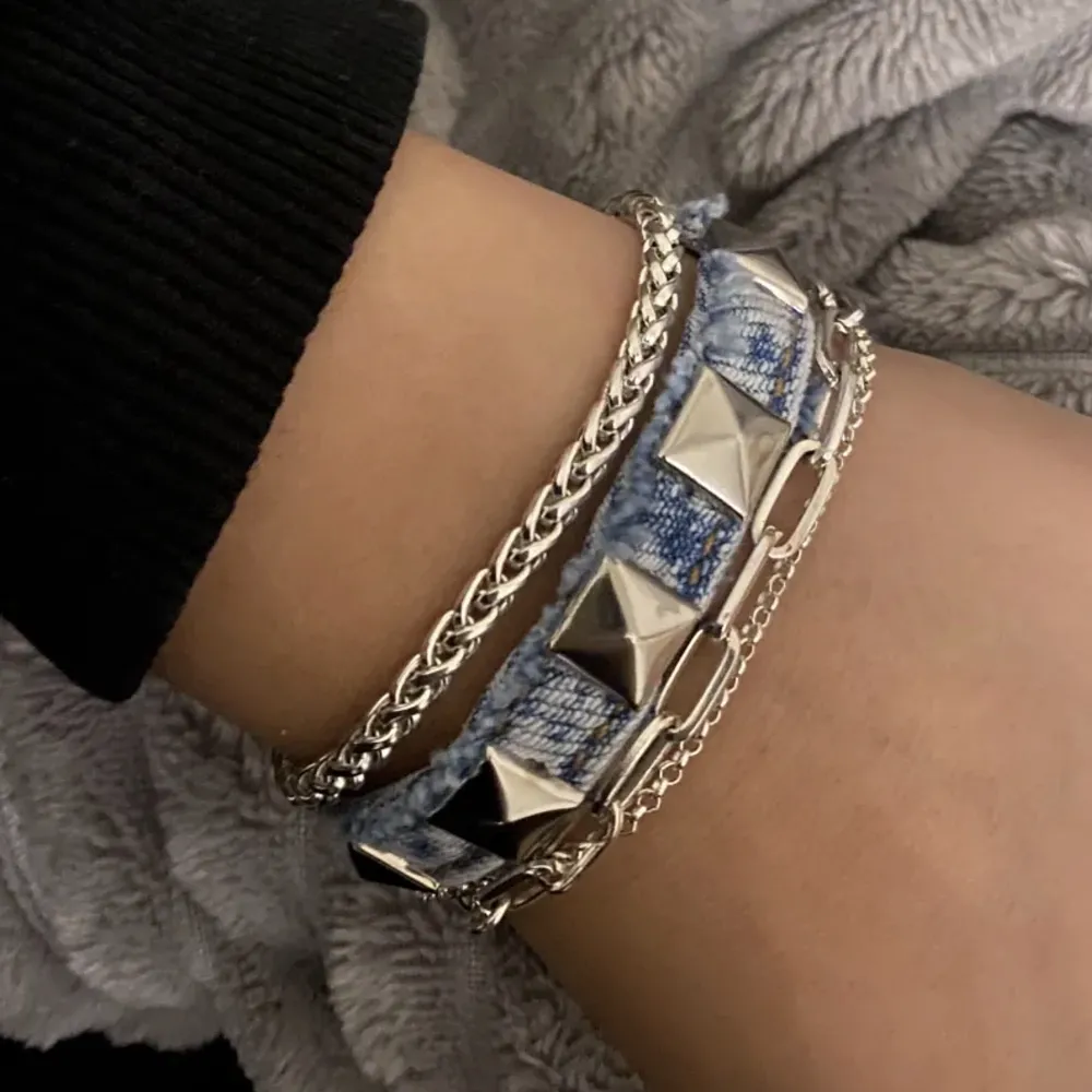 Är det någon som är fortfarande intresserad av dessa nitarmband? Skriv!!🤍. Asusteet.